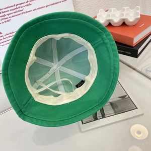 Détail du chapeau bob grenouille vert montrant la doublure et le cordon ajustable