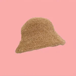 Dettaglio della trama del cappello a secchiello in lana d'agnello marrone felpata