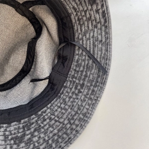Dettaglio cappello alla pescatora in denim con fascia antisudore e coulisse interna