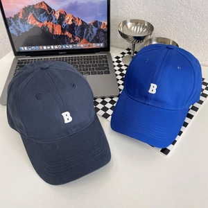 Detailweergave van de donkerblauwe katoenen baseballcaps met 3D-borduurwerk van de letter B
