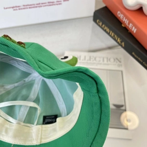 Détail de l'intérieur du chapeau bob grenouille vert avec bandeau et étiquette