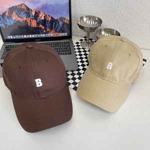 Detail van een premium katoenen baseballpet met wit 3D-geborduurde letter B op de voorkant