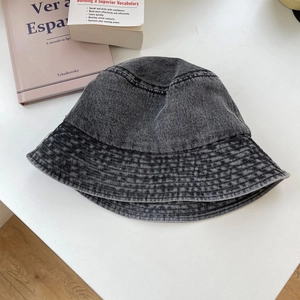 Vista dettagliata dall'alto di un cappello da pescatore in denim grigio scuro lavato