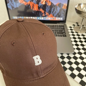 Macro-opname van een donkerbruine katoenen baseballpet met geborduurde B-patch