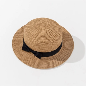 Détail du chapeau canotier montrant la texture de paille et le ruban gros-grain noir