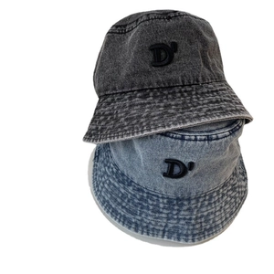 Cappelli alla pescatora in denim lavato grigio e blu con ricamo lettera D