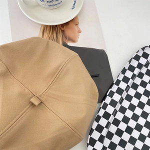 Κοντινή λήψη χακί βαμβακερού μπερέ με υφή twill και ρετρό λεπτομέρεια στην κορυφή