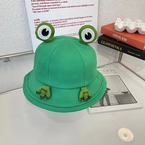 Détail d'un chapeau bob grenouille verte avec yeux 3D et pattes brodées Good
