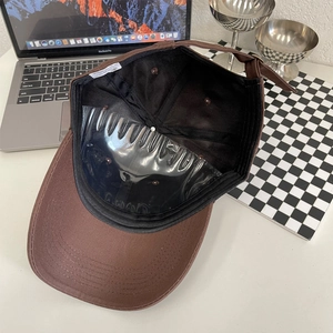 Detailweergave van de binnenkant van de katoenen pet met mesh voering en verstelbare riem