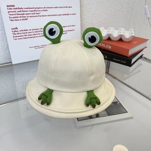 Détail du chapeau bob grenouille mignon avec yeux 3D et petites pattes brodées sur le bord