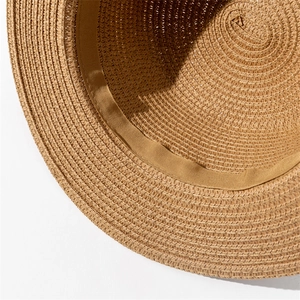 Gros plan détaillé de l'intérieur du chapeau de paille avec un bandeau de confort