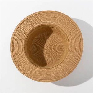 Gros plan détaillé sur le tressage fin en paille et la bande de confort intérieure du chapeau
