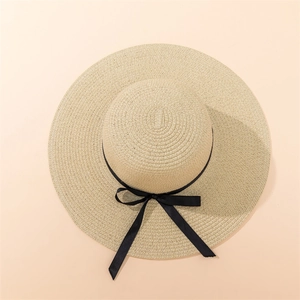 Détail de la texture tissée de qualité et du ruban de satin noir sur le chapeau de paille