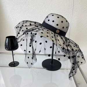 Chapeau de soleil élégant à large bord avec voile en dentelle à pois noirs et logo doré