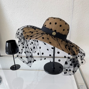 Chapeau de paille élégant à large bord avec voile à pois noirs et logo M doré