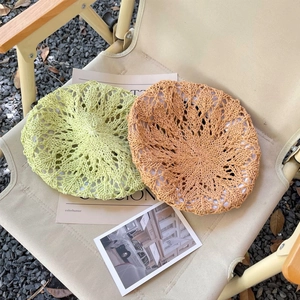 Béret tricoté ajouré pour femmes en vert fruit et caramel avec des motifs de feuilles