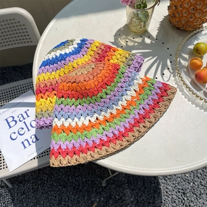 Handgehaakte bucket hat met regenboogstrepen voor zomerse strand-zonbescherming