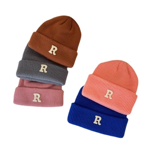 Gevouwen ribgebreide mutsen met R-letter patch in diverse kleuren voor de winter