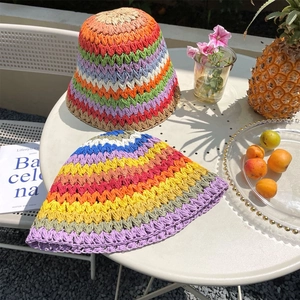 Handgemaakte regenboog strooien vissershoed voor dames met gehaakte strepen tegen de zon