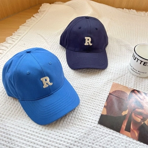 Classic cotton baseball cap with embroidered R letter in blue and navy color options