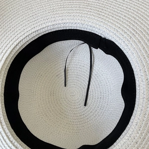 Détail de l'intérieur du chapeau de paille avec ruban de réglage noir pour femmes