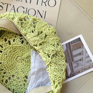 Détail du béret au crochet vert citron avec maille ajourée et finitions intérieures