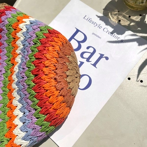 Close-up van meerkleurige raffia strepen en details van het geweven gebreide patroon