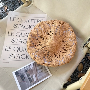 Gros plan d'un béret en crochet jaune moutarde sur une chaise pliante pour les vacances