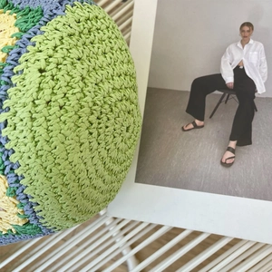 Detail van de handgeweven strotextuur met gedurfde groene en blauwe strepen