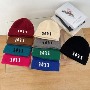 Berretto da Donna Invernale in Acrilico Lavorato a Maglia con Ricamo Numerico Morbido Cappello Casual Outdoor