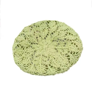 Béret au crochet vert clair avec motif floral ajouré et respirant pour le printemps