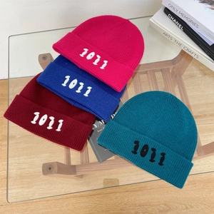 Berretti invernali in maglia a coste con ricamo 1011 in diversi colori vivaci