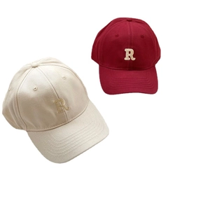 Classic baseball cap with R letter embroidery in beige and burgundy cotton canvas