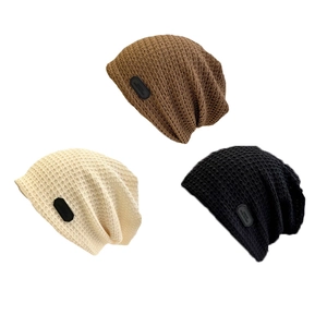 Berretti in maglia a nido d'ape stile giapponese in marrone, beige e nero dal look minimal