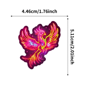 Détail d'un autocollant graffiti phénix néon montrant les dimensions 4,46cm x 5,11cm