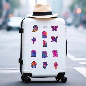 Autocollants graffiti néon sur une valise blanche montrant divers motifs artistiques