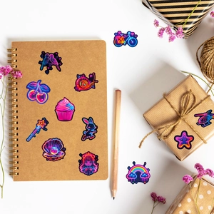 Autocollants néon pour journaux, avec des icônes de dessins animés colorés sur un bureau