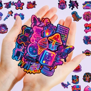 Gros plan d'autocollants graffiti néon vibrants avec des motifs de dessins animés