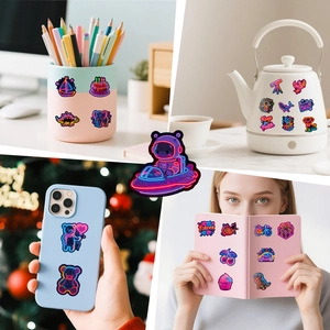 Autocollants graffiti néon appliqués sur gourde, coque de téléphone et papeterie