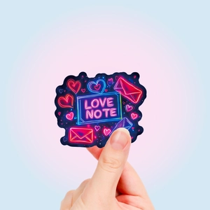Détail de l'autocollant néon Love Note avec cœurs montrant la taille réelle du produit