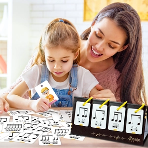 Dettaglio delle carte didattiche per il ritmo musicale con note su supporto nero