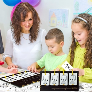 Dettaglio di carte del ritmo musicale con insegnante e bambini in una lezione