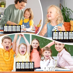 Vista macro di schede didattiche per il ritmo musicale dei bambini con note e supporto