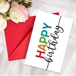 Dettaglio della cartolina Happy Birthday con testo sfumato e busta rossa