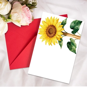 Zonnebloem aquarel wenskaart met rode envelop op elegante witte stof voor felicitaties