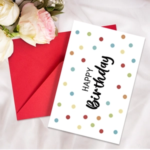 Dettaglio del biglietto d'auguri a pois colorati con busta rossa coordinata