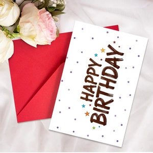 Biglietto di auguri artistico con scritte e busta rossa su sfondo di seta bianca