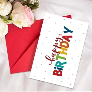 Vista dettagliata del biglietto d'auguri happy BIRTHDAY con busta rossa su sfondo bianco
