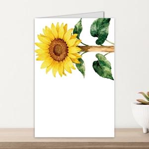 Detailopname van een witte wenskaart met een aquarel zonnebloemontwerp en fijne textuur
