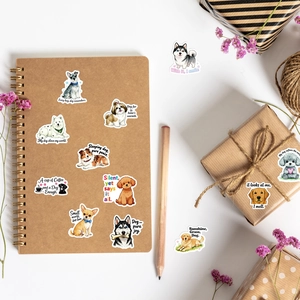 Adesivi per cani carini su quaderno di carta kraft con decorazioni floreali